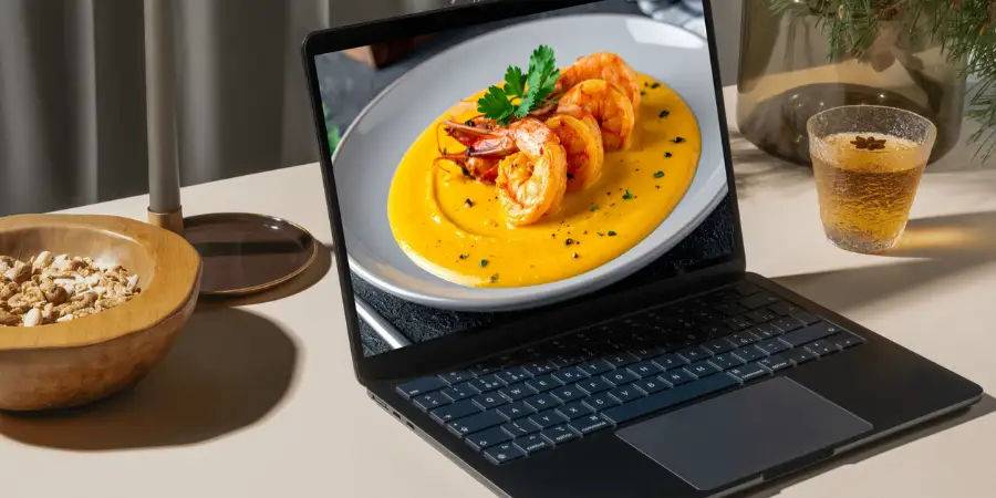 photo ordinateur avec photo plat restaurant sur site internet