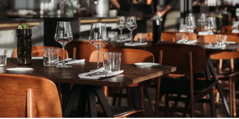 photo tables dans un restaurant